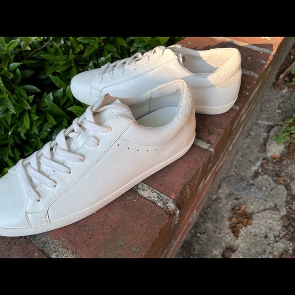 Banana Republic white, casual, leather sneaker in 11M. - Picture 6 of 16